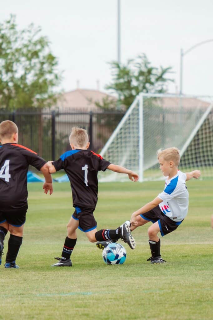 kinderen spelen voetbal
